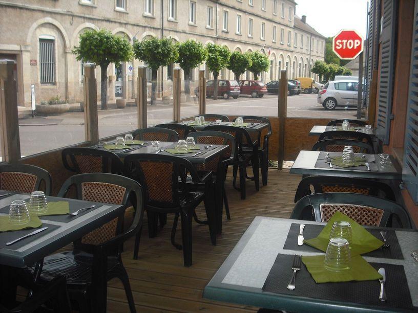 Hotel Du Donjon Champlitte-et-le-Prelot Bagian luar foto