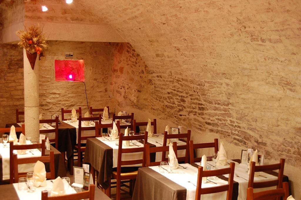 Hotel Du Donjon Champlitte-et-le-Prelot Bagian luar foto